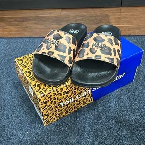 P448 Woman’s Leopard Slides